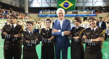 Caiado e Gracinha anunciam investimento de R$ 75 milhões do Bolsa Uniforme para alunos de Colégios Militares 